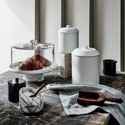 Swirl Cake Stand With Glass Lid -Home Furnishing Store CB2HOL21 11A V3OC21 1x1