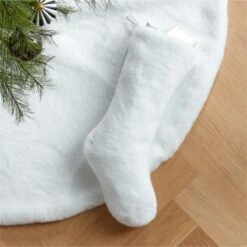 Harlee White Faux Fur Christmas Tree Skirt 48'' -Home Furnishing Store HarleeWhiteFauxFurGrpHFHF22